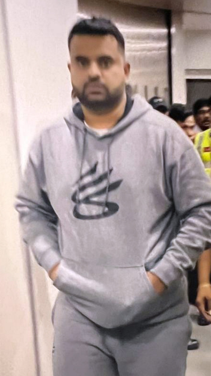 ಅರೆಸ್ಟ್ಗೂ ಮುನ್ನ ಏರ್ಪೋರ್ಟ್ ನಲ್ಲಿ ನಡೆದಿದ್ದೇನು..? ಎಸ್ಐಟಿ ಅಧಿಕಾರಿಗಳು ಬರುತ್ತಿದ್ದನ್ನು ಕಂಡು ಪ್ರಜ್ವಲ್ ಗರಂ!