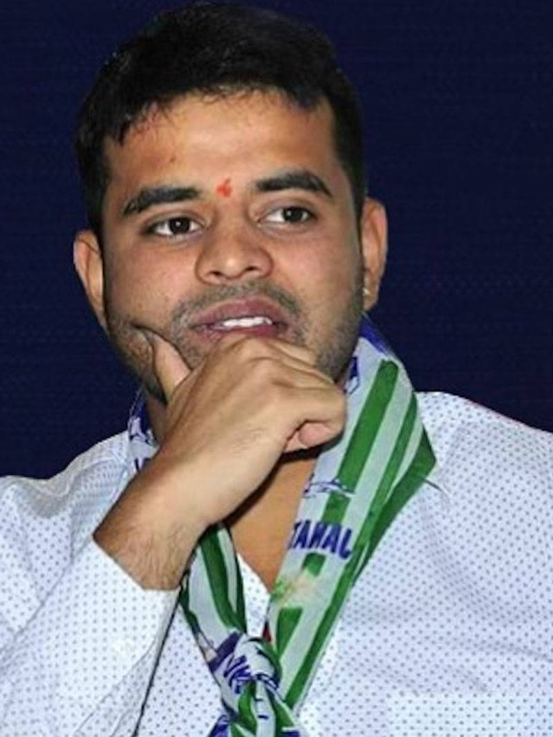 ಹಾಸನ: ಪ್ರಜ್ವಲ್‌ ರೇವಣ್ಣ ಕಾರ್‌ ಡ್ರೈವರ್‌ ಹೊತ್ತು ಸಂಭ್ರಮಿಸಿದ ಕಾಂಗ್ರೆಸ್‌ ಕಾರ್ಯಕರ್ತರು