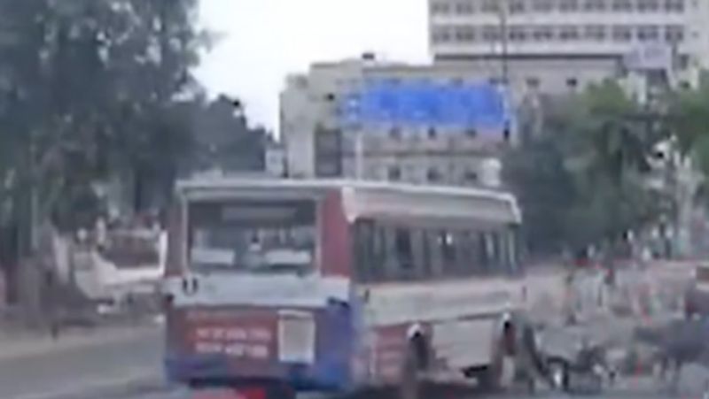 எமன் ரூபத்தில் வந்த மாடு.. பஸ் சக்கரத்தில் சிக்கி நீதிமன்ற ஊழியர் துடிதுடித்து பலி! வெளியான பகீர் வீடியோ!