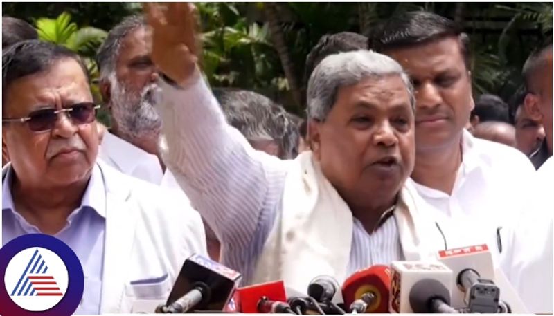 ಯತೀಂದ್ರ ಸಿದ್ದರಾಮಯ್ಯ ಕುರ್ಚಿ ಆಕ್ರಮಿಸಿದ ಡಿಕೆ ಶಿವಕುಮಾರ್!