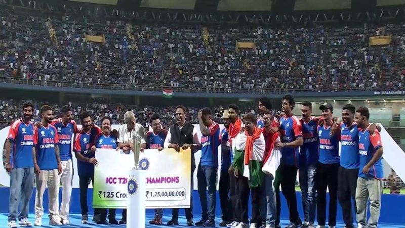 ವಾಣಿಜ್ಯನಗರಿಯಲ್ಲಿ ಕ್ರಿಕೆಟ್ ಪ್ರೇಮಿಗಳ ಸಂಭ್ರಮ: ಮುಂಬೈ ಬೀದಿಗಳಲ್ಲಿ ಅಭಿಮಾನಿಗಳ ಹರ್ಷೋದ್ಘಾರ