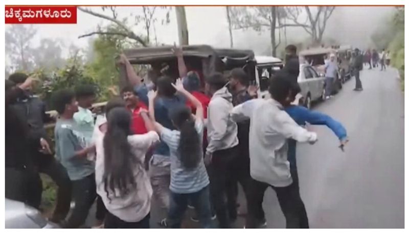 ಮಲೆನಾಡಿನ ಪ್ರವಾಸಿ ತಾಣಗಳಿಗೆ ಪ್ರವಾಸಿಗರ ಲಗ್ಗೆ: ಟ್ರಾಫಿಕ್‌ ಜಾಮ್‌ ನಡುವೆಯೂ ಮಸ್ತ್‌ ಮಸ್ತ್‌ ಡ್ಯಾನ್ಸ್‌ 