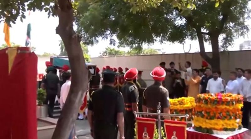 ஜம்முவில் வீரமரணம் அடைந்த ராணுவ வீரர்கள்; சொந்த ஊரில் கண்ணீர்மல்க இறுதி மரியாதை