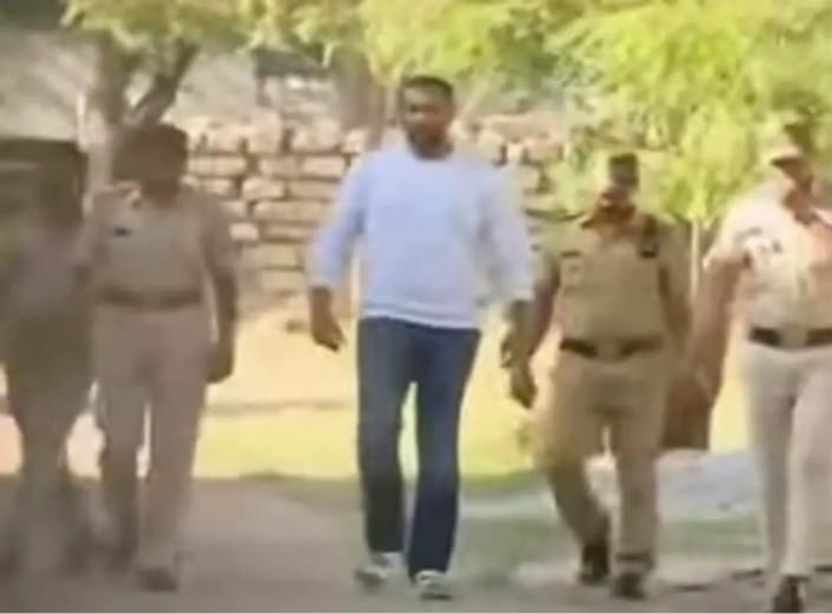 ಆರೋಪಿ ನಟ ದರ್ಶನ್ ಜೈಲಿನ ನಡಿಗೆ ಅಸಭ್ಯ ನಡೆಗೆ ದಿಕ್ಕು ತಪ್ಪಿ ಹೋತ?