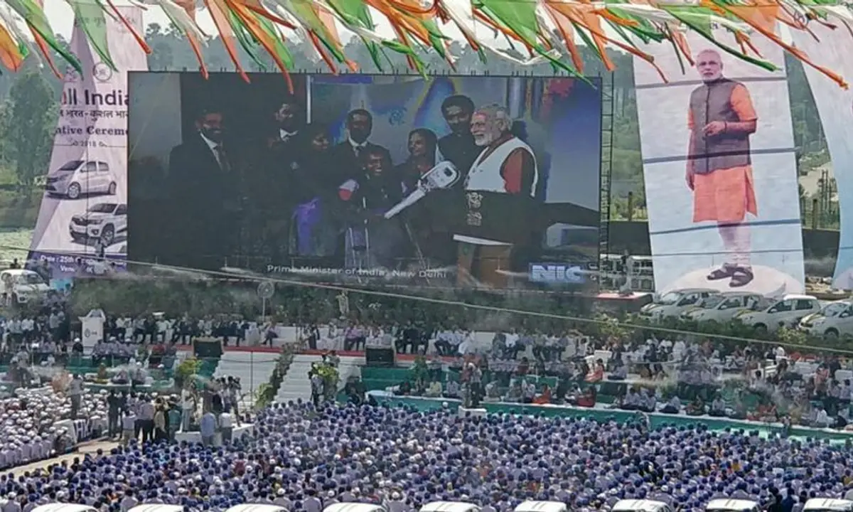 गुजरात में दिवाली से पहले हीरा कंपनी के 600 कर्मचारी बने 'कारवाले', पीएम मोदी ने दी चाबी
