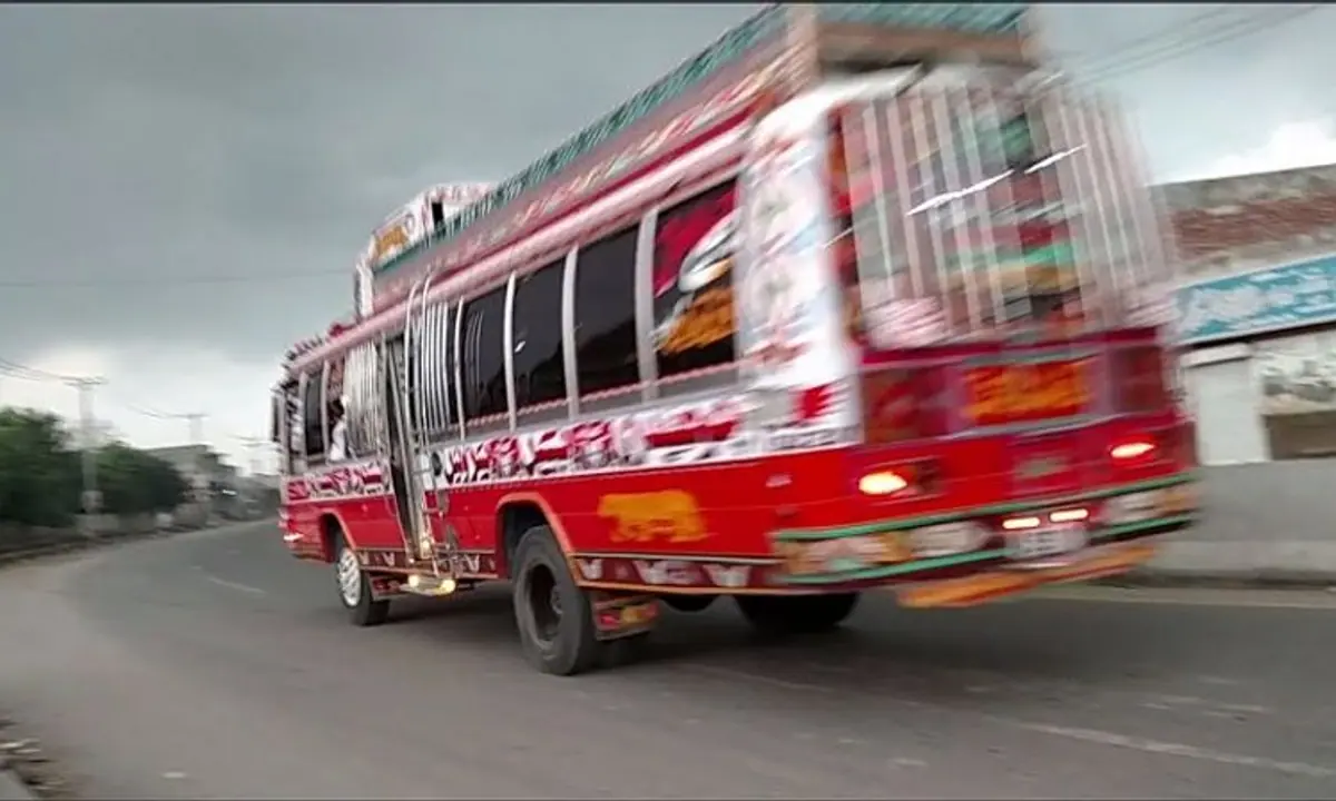 पाक में फिर नरसंहार: बस से उतारकर 16 यात्रियों को होटल में मारी गोली