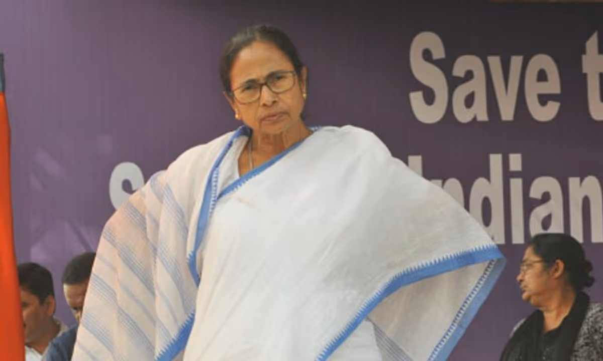 चुनाव आयोग की बंगाल में बड़ी कार्रवाई, एक दिन पहले प्रचार रोका; ममता के करीबी अफसर हटाए