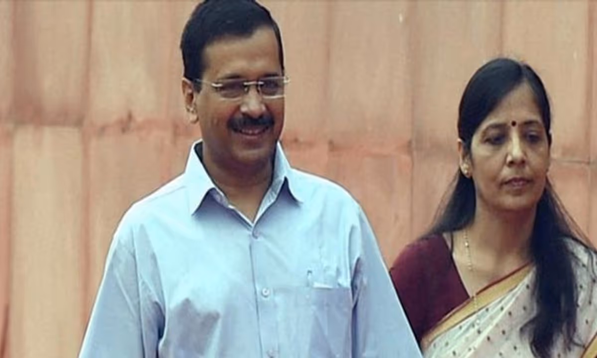 केजरीवाल की पत्नी सुनीता भी उतरीं राजनीतिक जंग में