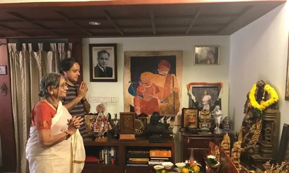 कांग्रेस नेता शशि थरूर भी भगवान की पूजा करते दिखे। अपनी तस्वीर उन्होंने अपने ट्विटर हैंडल से शेयर की। कांग्रेस नेता शशि थरूर भी भगवान की पूजा करते दिखे। अपनी तस्वीर उन्होंने अपने ट्विटर हैंडल से शेयर की।