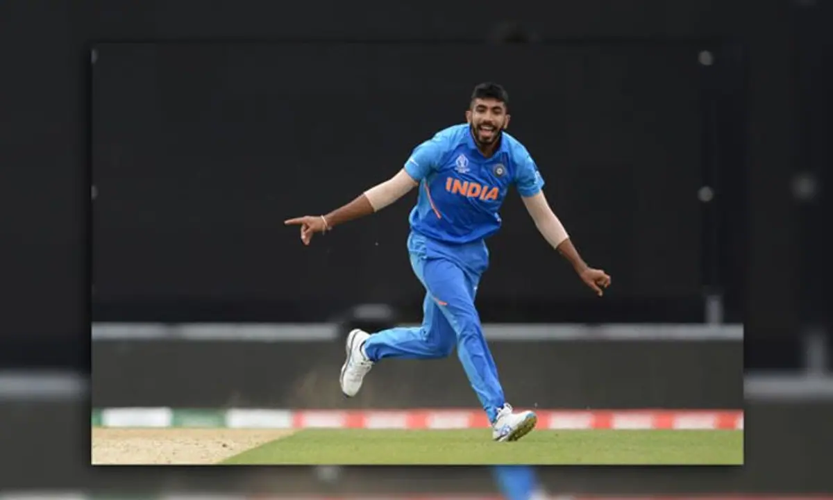 जसप्रीत बुमराह ने मैच को शुरुआत में ही भारत के पक्ष में मोड़ दिया था। उन्होंने पहले 6 ओवर में ही साउथ अफ्रीका के दोनों ओपनर बल्लेबाज़ों को चलता किया, जिससे साउथ अफ्रीका की टीम दबाव में आगयी। जसप्रीत बुमराह ने पूरे मैच में सटीक गेंदबाज़ी करते हुए अपने 10 ओवर में मात्र 35 रन देकर 2 खिलाड़ियों को आउट किया। जसप्रीत बुमराह ने मैच को शुरुआत में ही भारत के पक्ष में मोड़ दिया था। उन्होंने पहले 6 ओवर में ही साउथ अफ्रीका के दोनों ओपनर बल्लेबाज़ों को चलता किया, जिससे साउथ अफ्रीका की टीम दबाव में आगयी। जसप्रीत बुमराह ने पूरे मैच में सटीक गेंदबाज़ी करते हुए अपने 10 ओवर में मात्र 35 रन देकर 2 खिलाड़ियों को आउट किया।