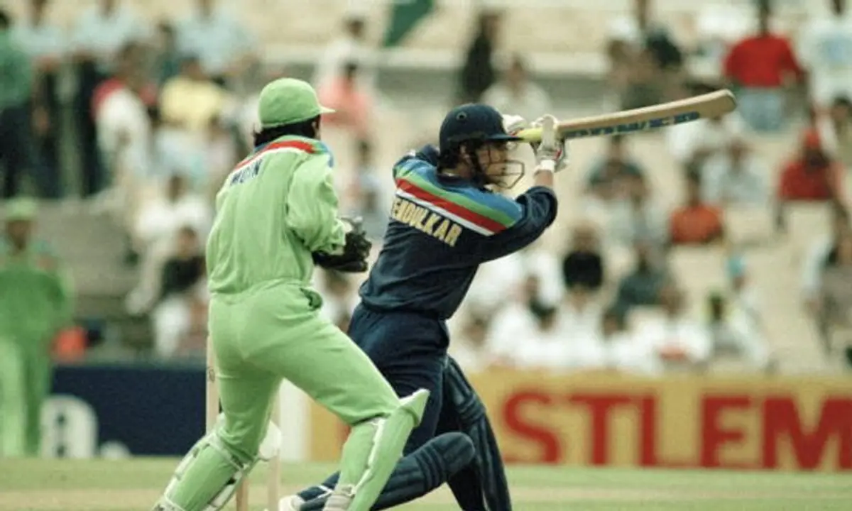 चार मार्च, 1992 को सिडनी क्रिकेट ग्राउंड में खेले गए विश्वकप मुकाबले में पाकिस्तान के खिलाफ बल्लेबाजी करते सचिन तेंदुलकर। पीछे नजर आ रहे हैं पाकिस्तान के विकेटकीपर मोइन खान। तेंदुलकर ने इस मैच में 54 रन की पारी खेली और भारत ने 43 रन से यह मुकाबला जीता। चार मार्च, 1992 को सिडनी क्रिकेट ग्राउंड में खेले गए विश्वकप मुकाबले में पाकिस्तान के खिलाफ बल्लेबाजी करते सचिन तेंदुलकर। पीछे नजर आ रहे हैं पाकिस्तान के विकेटकीपर मोइन खान। तेंदुलकर ने इस मैच में 54 रन की पारी खेली और भारत ने 43 रन से यह मुकाबला जीता।