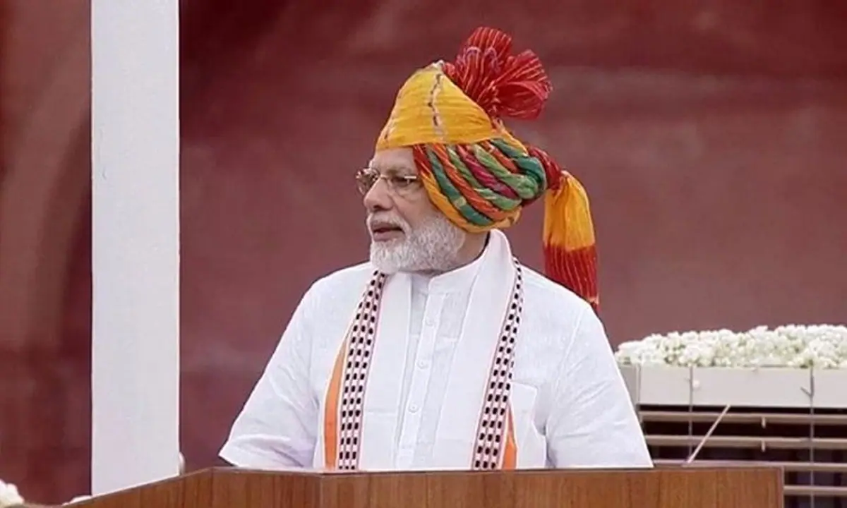इस बार स्वतंत्रता दिवस के जश्न के दौरान प्रधानमंत्री मोदी की पगड़ी बेहद खास रही। प्रधानमंत्री ने इस बार बंधेज की पगड़ी पहनी थी। इस कपड़े की रंगाई हाथ से की जाती है। इस बार स्वतंत्रता दिवस के जश्न के दौरान प्रधानमंत्री मोदी की पगड़ी बेहद खास रही। प्रधानमंत्री ने इस बार बंधेज की पगड़ी पहनी थी। इस कपड़े की रंगाई हाथ से की जाती है।