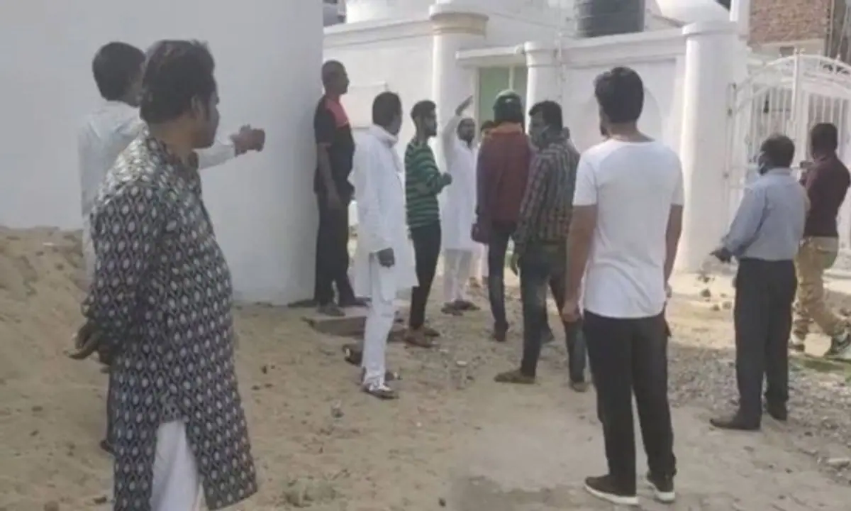 जानें क्यों बिहार में मस्जिद ने बरसने लगे पत्थर और ईटे