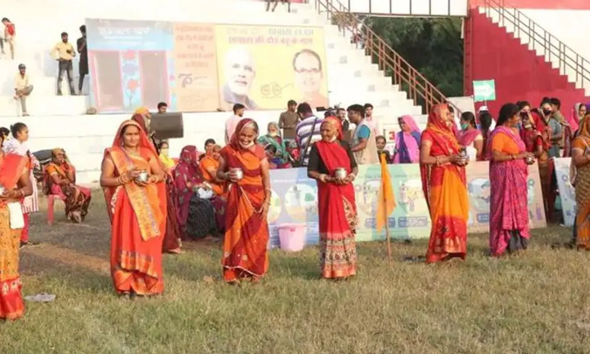 'घर की इज्जत' के लिए अनूठी रेस: बहुओं को सबक सिखाने लोटा लेकर दौड़ीं सास, देखिए सीख देने वाली तस्वीरें..