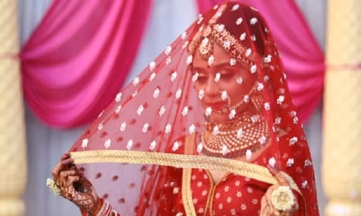Rajasthan News: सुहागरात के दिन दूल्हे की आंख खुली तो सड़क पर मिला बिस्तर,दुल्हन भी गायब...