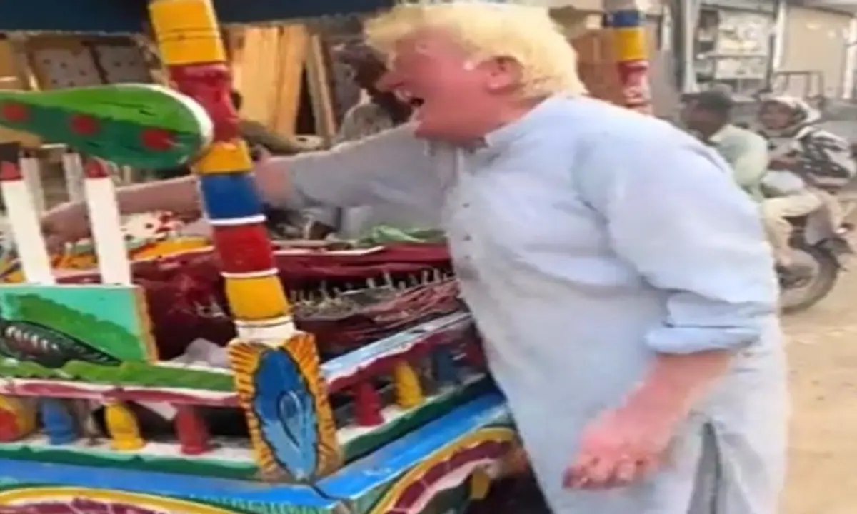 पाकिस्तान में कुल्फी बेचते दिखे डोनाल्ड ट्रंप ! Video वायरल 