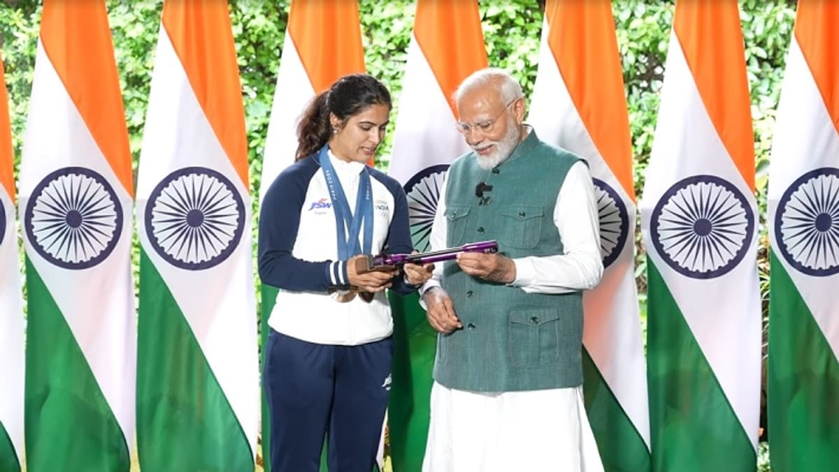 प्राइड मोमेंट: ओलंपिक प्लेयर्स से मिले PM मोदी, मनु भाकर ने थमाई पिस्टल...तो गजब रिएक्शन