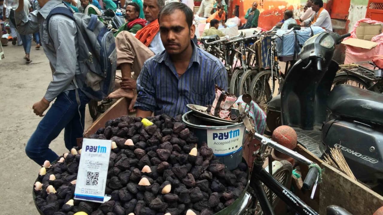 This image of a street hawker using Paytm has gone viral This image of a street hawker using Paytm has gone viral