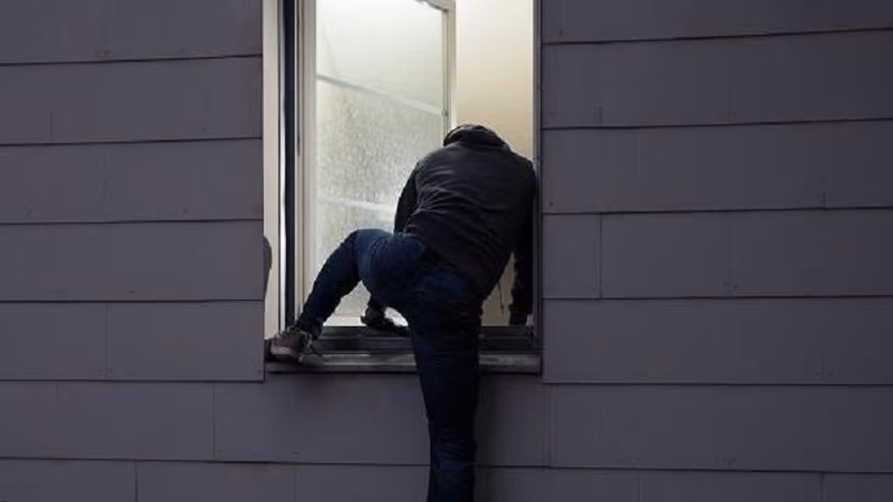 Theif are targeting those house the owner away in daylight Theif are targeting those house the owner away in daylight