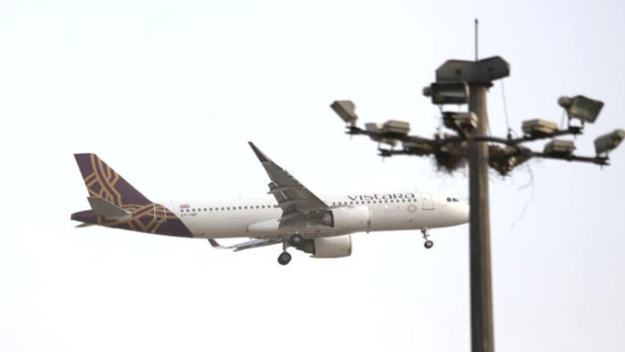 Air Vistara flight hovers mid air, lands with just 5 minutes of fuel left in it Air Vistara flight hovers mid air, lands with just 5 minutes of fuel left in it