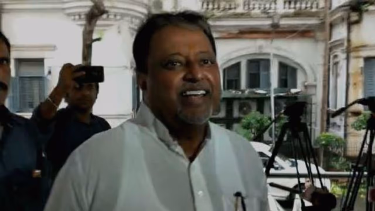 Mukul Roy at CBI office in Narada case Mukul Roy at CBI office in Narada case