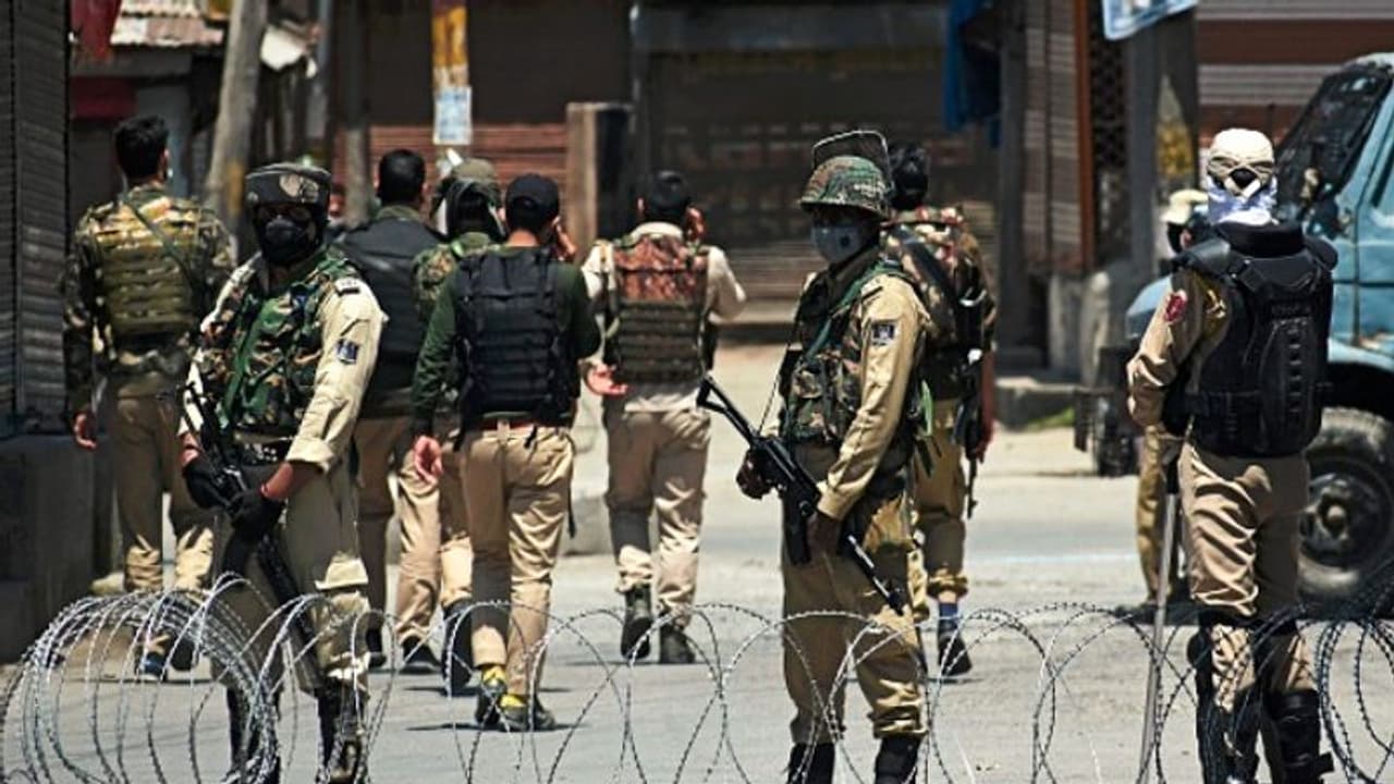 Indian paramilitary soldiers in Jammu and Kashmir