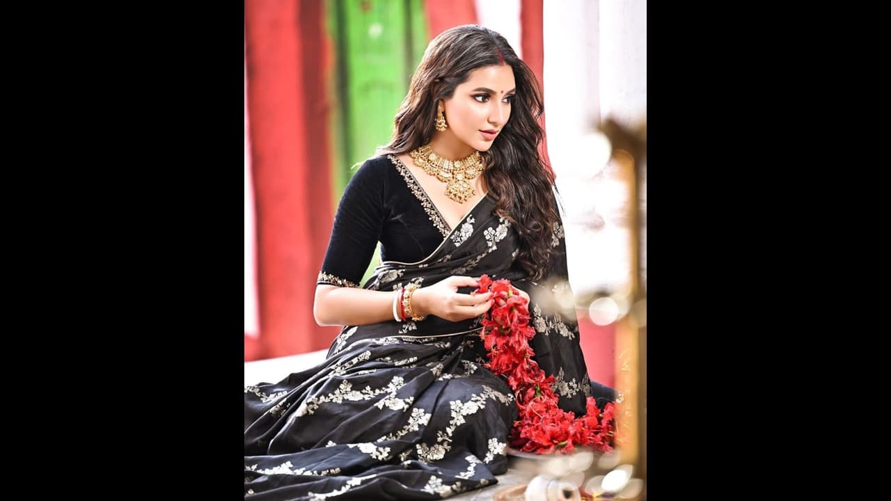 Mimi Chakraborty, Subhashree Ganguly, Jaya Ahsan Illuminate Diyas And Celebrating Diwali Mimi Chakraborty, Subhashree Ganguly, Jaya Ahsan Illuminate Diyas And Celebrating Diwali