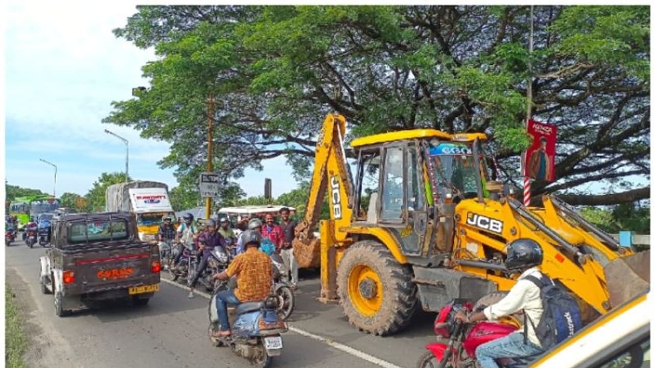 JCB Struck on bridge