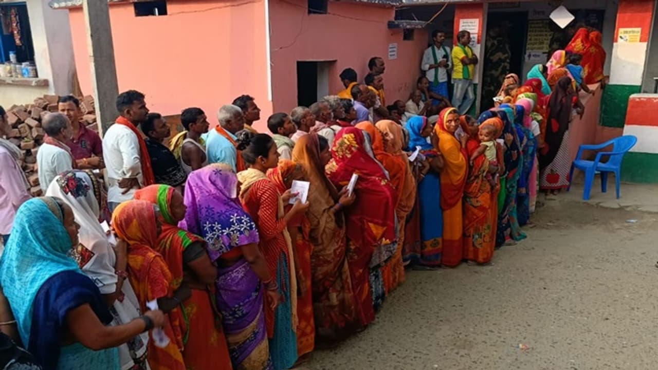 voters are forming long queues in patna voters are forming long queues in patna