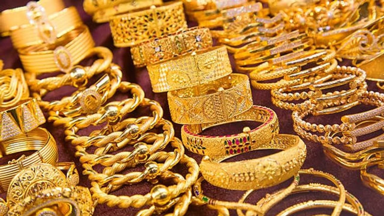 Gold price fell by Rs 7269 in 6 days, know the rate of your city Gold price fell by Rs 7269 in 6 days, know the rate of your city