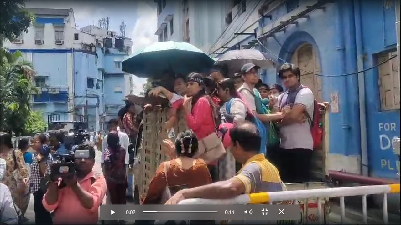 rg kar protest swasthya bhawan rally Junior doctors march demanding resignation of three bsm rg kar protest swasthya bhawan rally Junior doctors march demanding resignation of three bsm