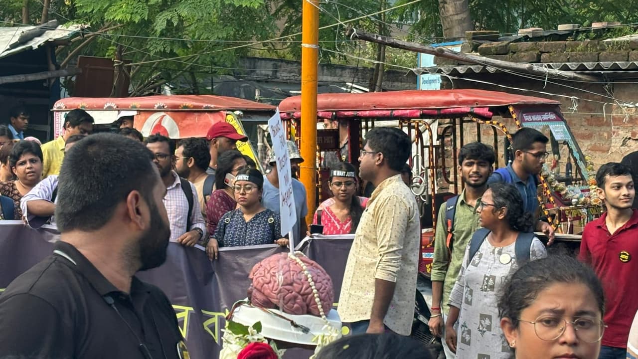 rg kar protest swasthya bhawan rally Junior doctors march demanding resignation of three bsm rg kar protest swasthya bhawan rally Junior doctors march demanding resignation of three bsm