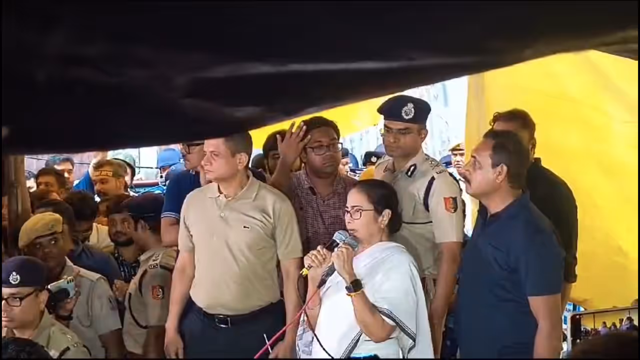 Mamata Banerjee announced dissolution of Government Hospital Patient Welfare Association at Dharana Mancha of Junior Doctors bsm