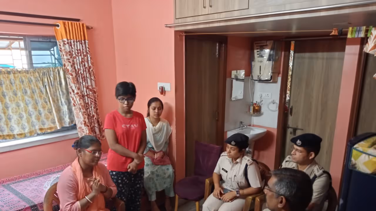 Top officials of Kolkata Police at Tala police station OC Abhijit Mandal house bsm Top officials of Kolkata Police at Tala police station OC Abhijit Mandal house bsm