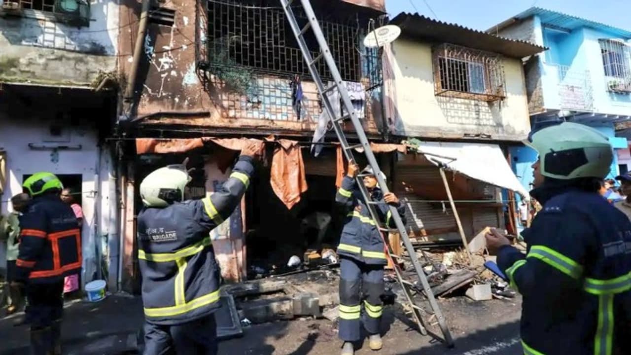 Mumbai 7 people dead in Chembur fire Mumbai 7 people dead in Chembur fire