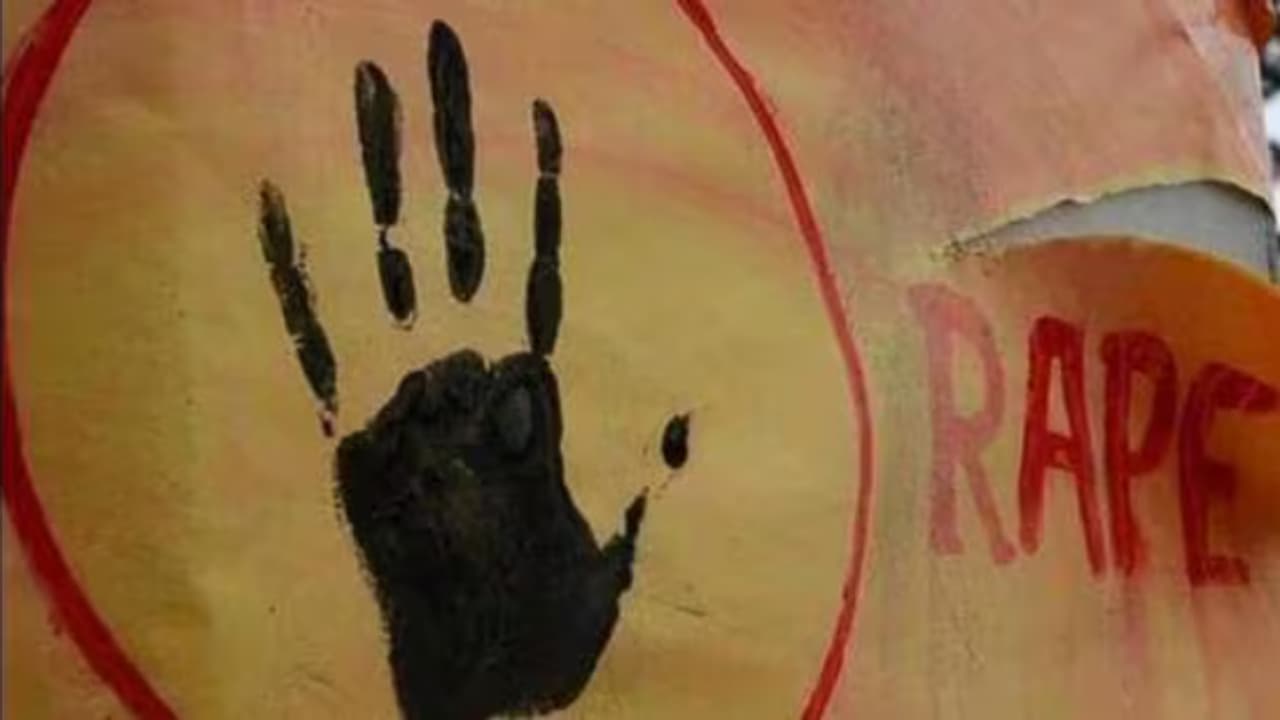 UP Banda crime news young man raped 3 year old girl with the help of female neighbor friend UP Banda crime news young man raped 3 year old girl with the help of female neighbor friend