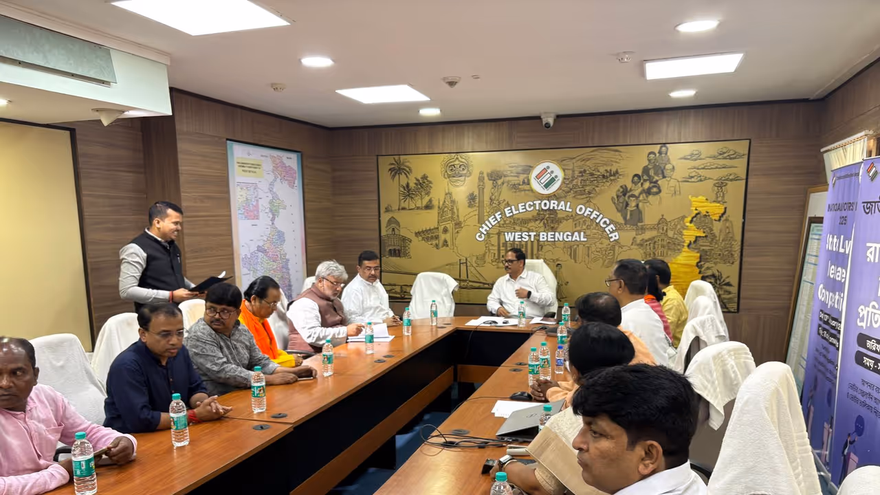 BJP leader with Suvendu Adhikari goes to Election Commission over voter list issue bsm BJP leader with Suvendu Adhikari goes to Election Commission over voter list issue bsm