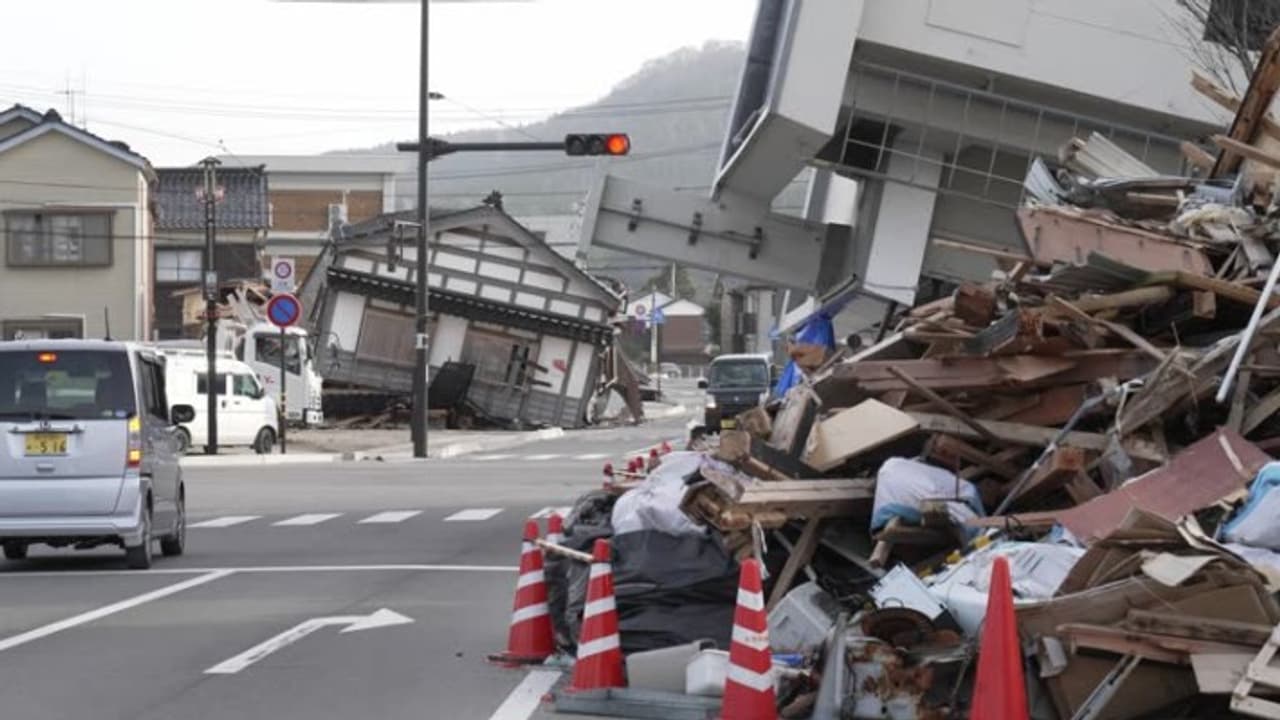 Earthquake safety in car, train or plane Earthquake safety in car, train or plane