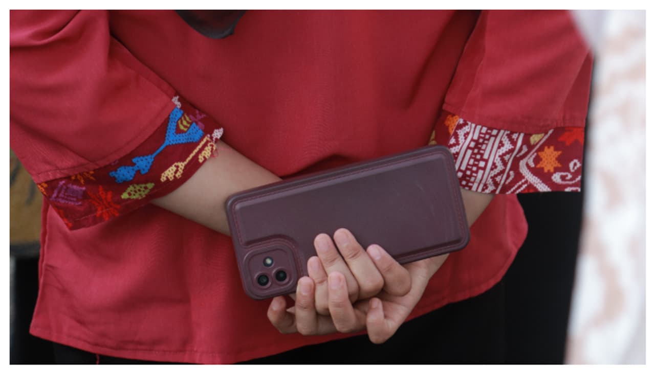 smuggling mobile phone