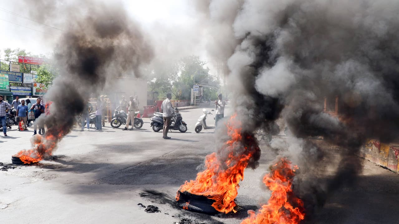 Jammu: People protest over the Pahalgam terrorist attack Jammu: People protest over the Pahalgam terrorist attack