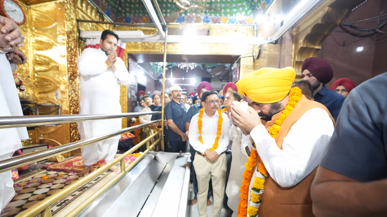 CM PAYS OBEISANCE AT SRI KALI MATA MANDI