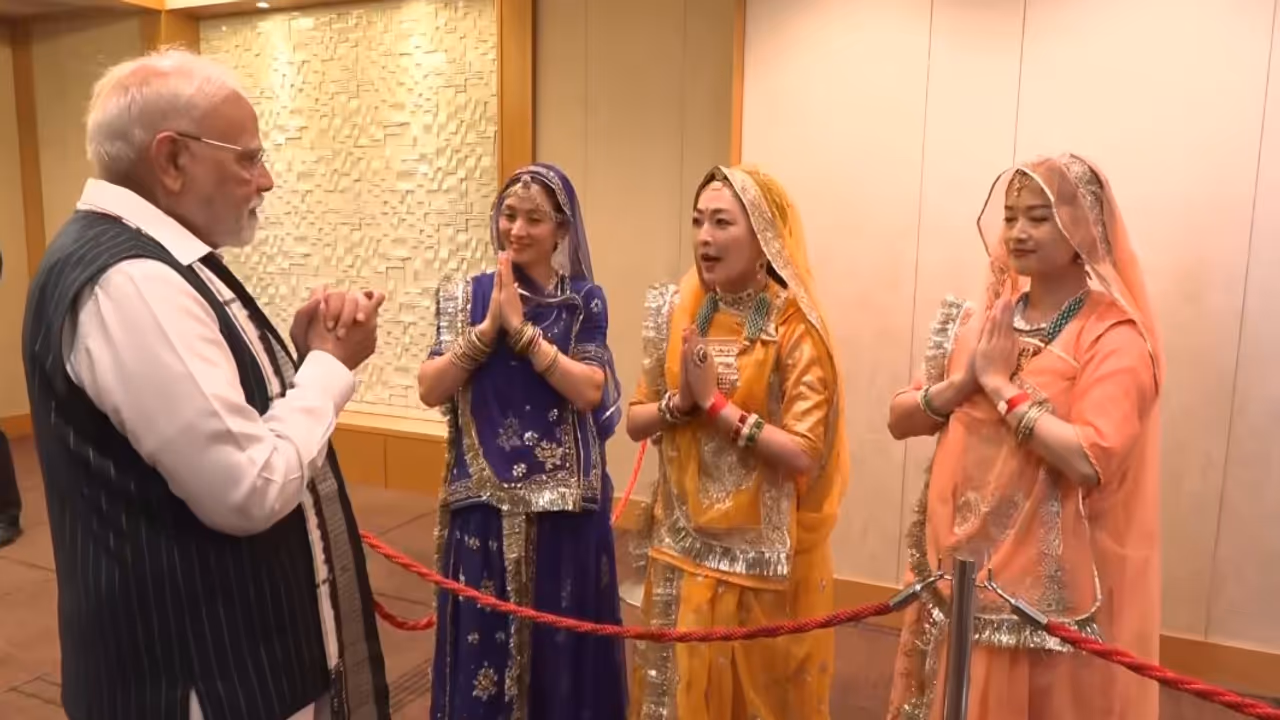 pm Modi arrives in Tokyo welcomed with cultural performances with Indian 