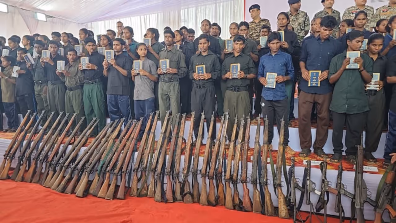 bastar naxal surrender 210 naxalites cg news