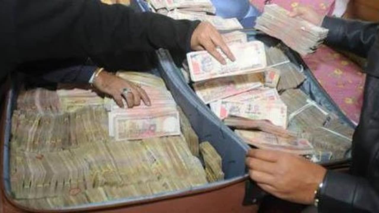 income tax raid two senior 14747.jpg