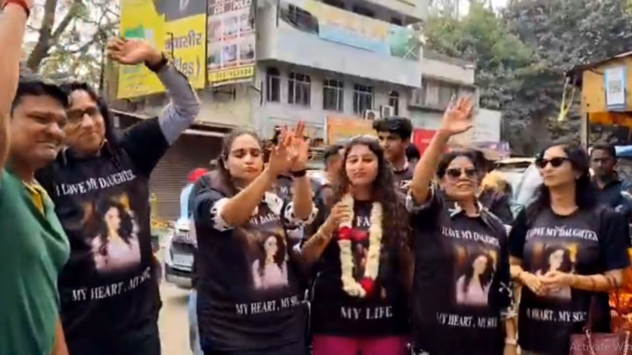 Meerut Father Celebrates Daughter’s Divorce With Dhol, Sweets Meerut Father Celebrates Daughter’s Divorce With Dhol, Sweets