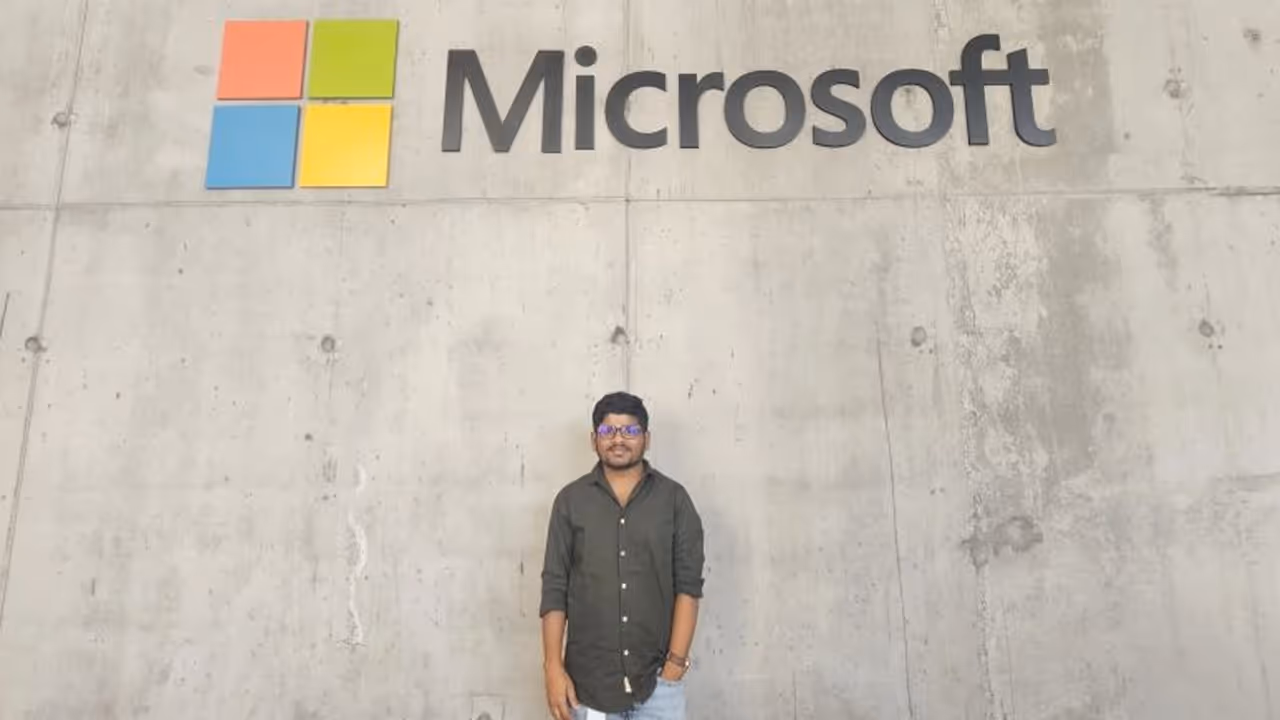 Parents Sold Gold For Rs 15K College Fee, Son Later Earns Rs 1.9 Crore: Techie's Story Inspires Millions Parents Sold Gold For Rs 15K College Fee, Son Later Earns Rs 1.9 Crore: Techie's Story Inspires Millions