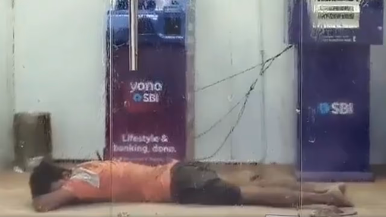 Viral Video: Man Uses SBI ATM as Air Conditioned Bedroom in UP's Mau, Leaves Internet Amused (WATCH) Viral Video: Man Uses SBI ATM as Air Conditioned Bedroom in UP's Mau, Leaves Internet Amused (WATCH)