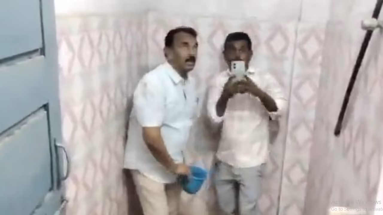 ‘Unacceptable!' Telangana Minister Personally Cleans Dirty Toilet, Video Goes Viral | WATCH ‘Unacceptable!' Telangana Minister Personally Cleans Dirty Toilet, Video Goes Viral | WATCH