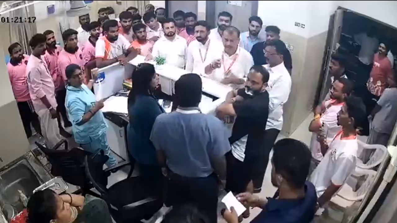Palghar Hospital Horror: Shiv Sena Workers Assault Staff After Bill Dispute, Shocking CCTV Video Surfaces (WATCH) Palghar Hospital Horror: Shiv Sena Workers Assault Staff After Bill Dispute, Shocking CCTV Video Surfaces (WATCH)