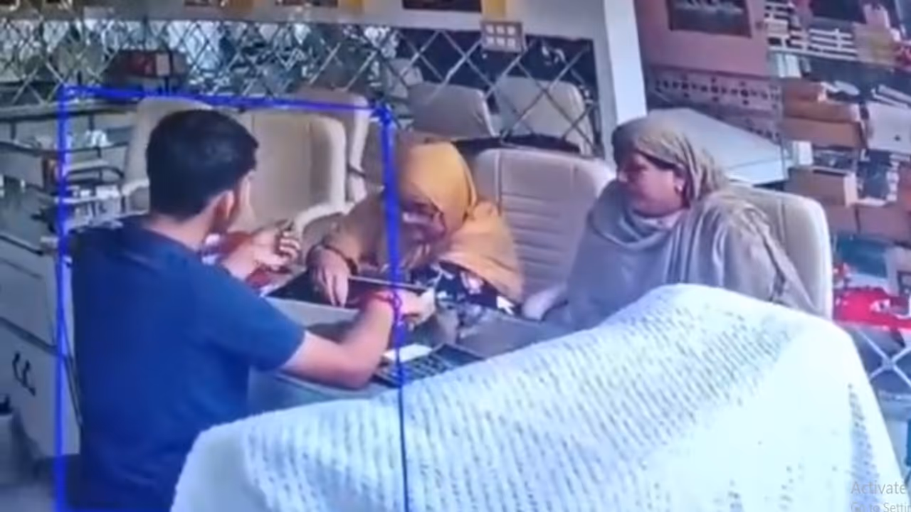 Caught On Cam: 2 Women Allegedly Hide Rs 8 Lakh Jewellery In Their Mouths, CCTV Video Goes Viral (WATCH) Caught On Cam: 2 Women Allegedly Hide Rs 8 Lakh Jewellery In Their Mouths, CCTV Video Goes Viral (WATCH)